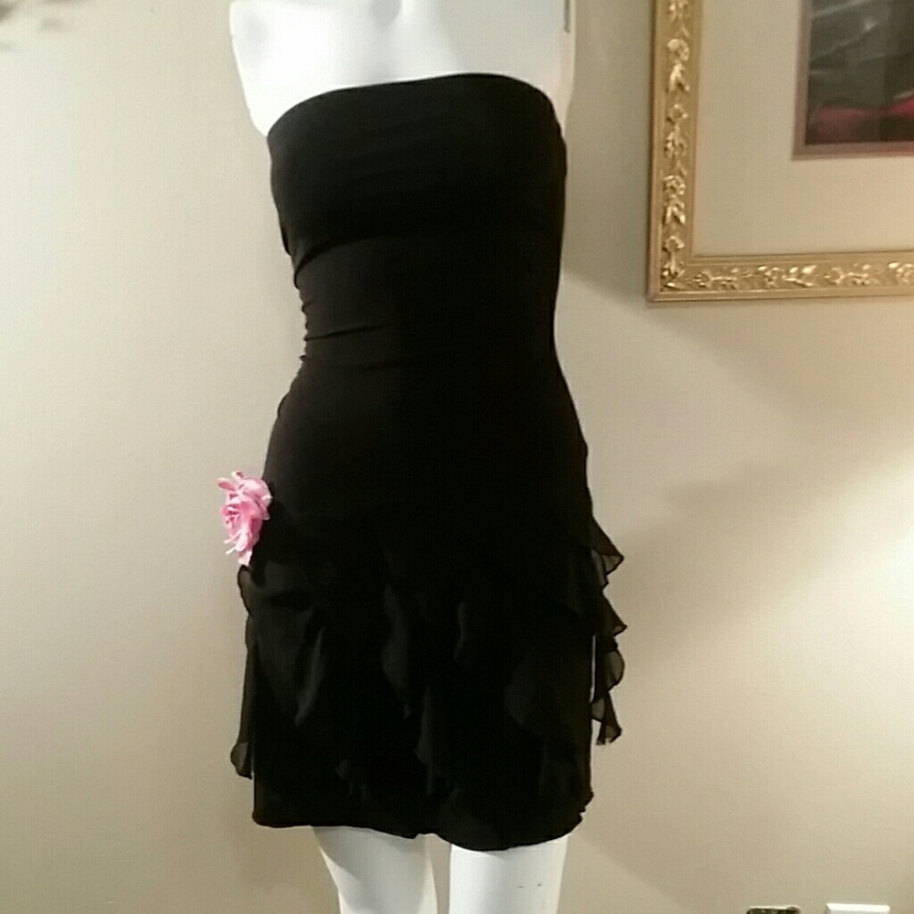 A black strapless dress